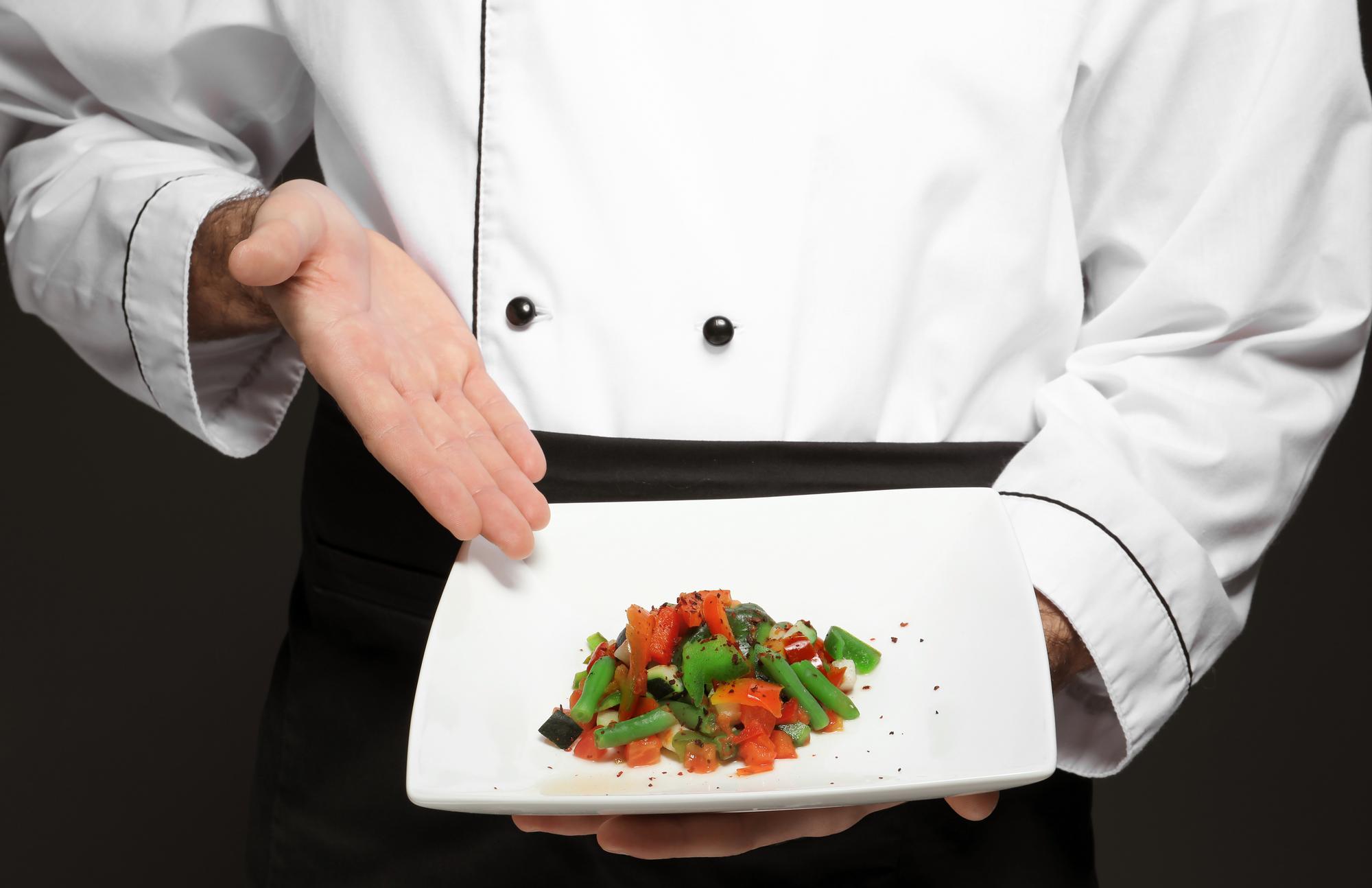 Chef che impiatta un piatto gourmet