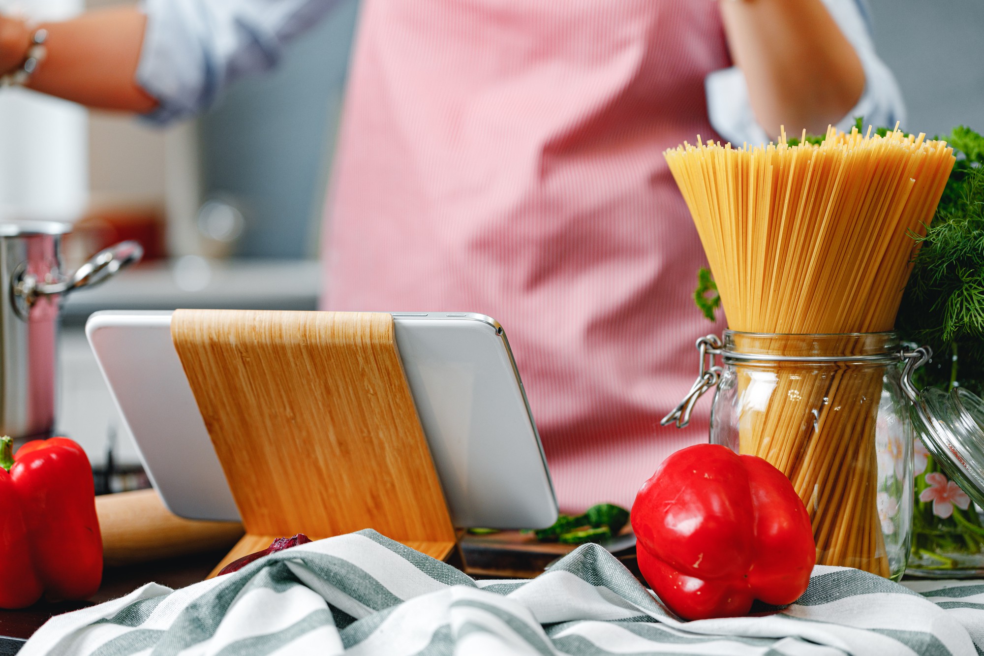 Tavolo con utensili da cucina professionali